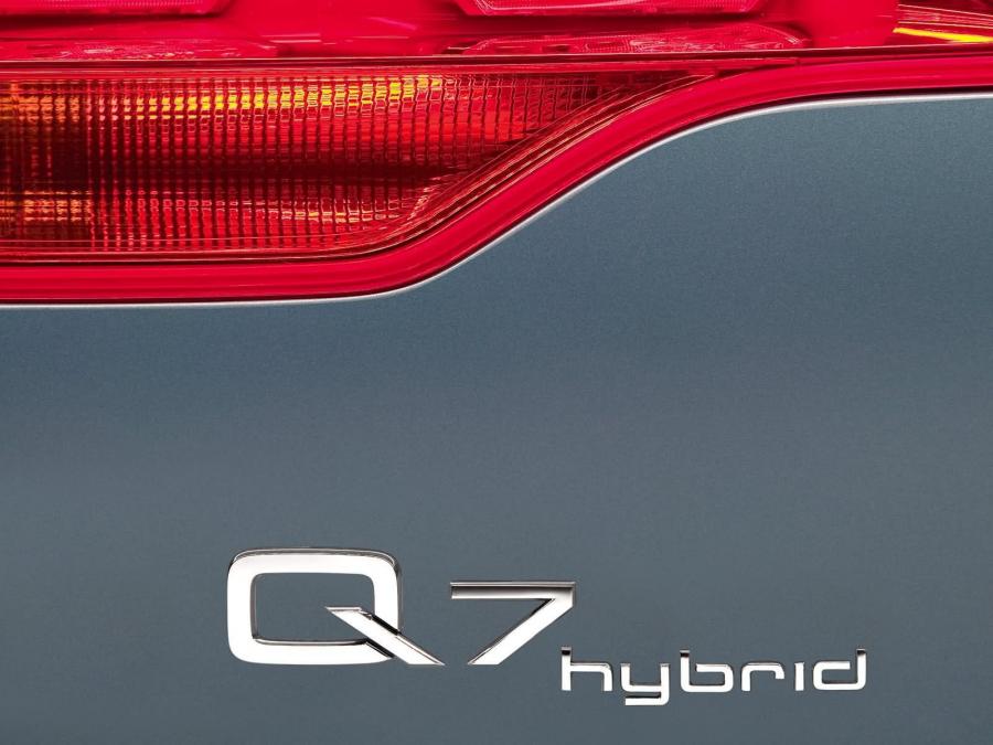 Логотип Audi Q7 Hybrid 4.2 Quattro Concept (4L) 2005 года  (фото 18 из 21)